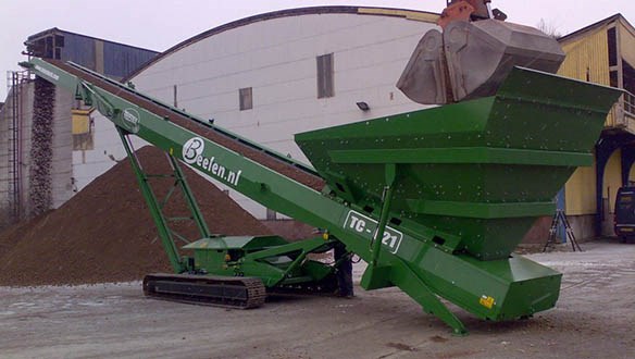 Tracked conveyor fed from a grab crane 